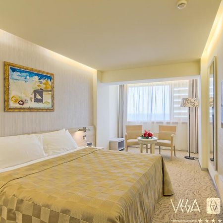 Vega Hotel Mamaia Exterior photo Deluxe Room