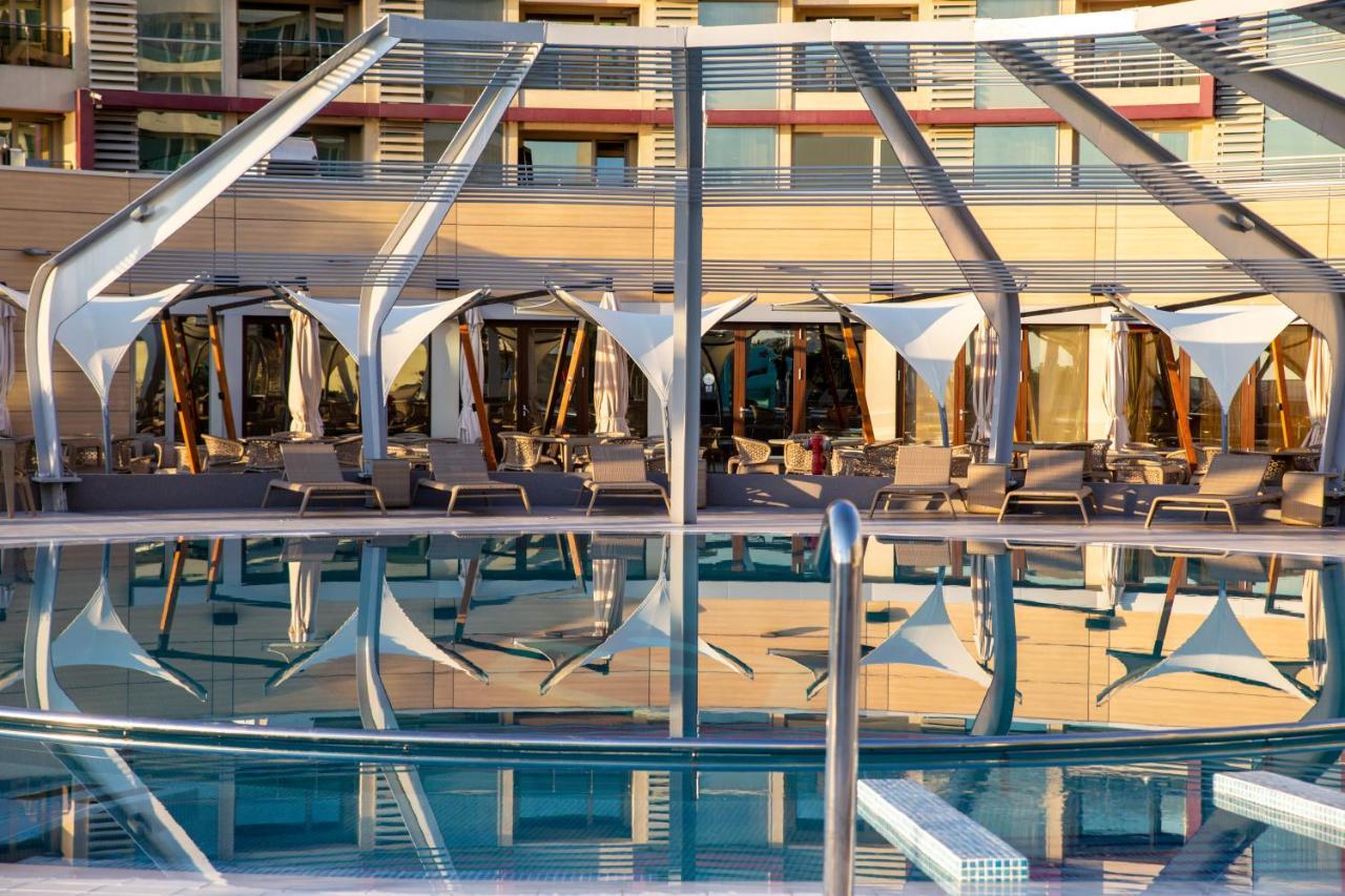 Vega Hotel Mamaia Exterior photo The roof of the building