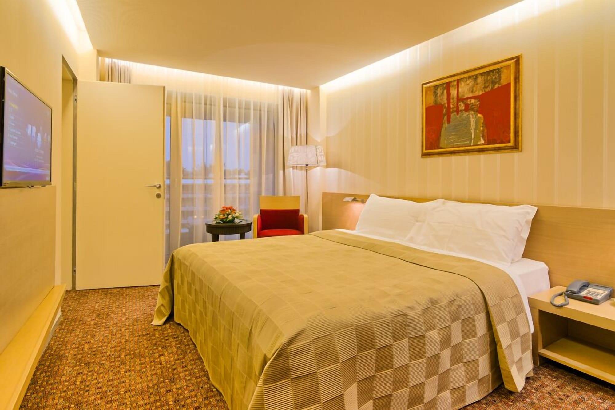 Vega Hotel Mamaia Exterior photo A room at the hotel