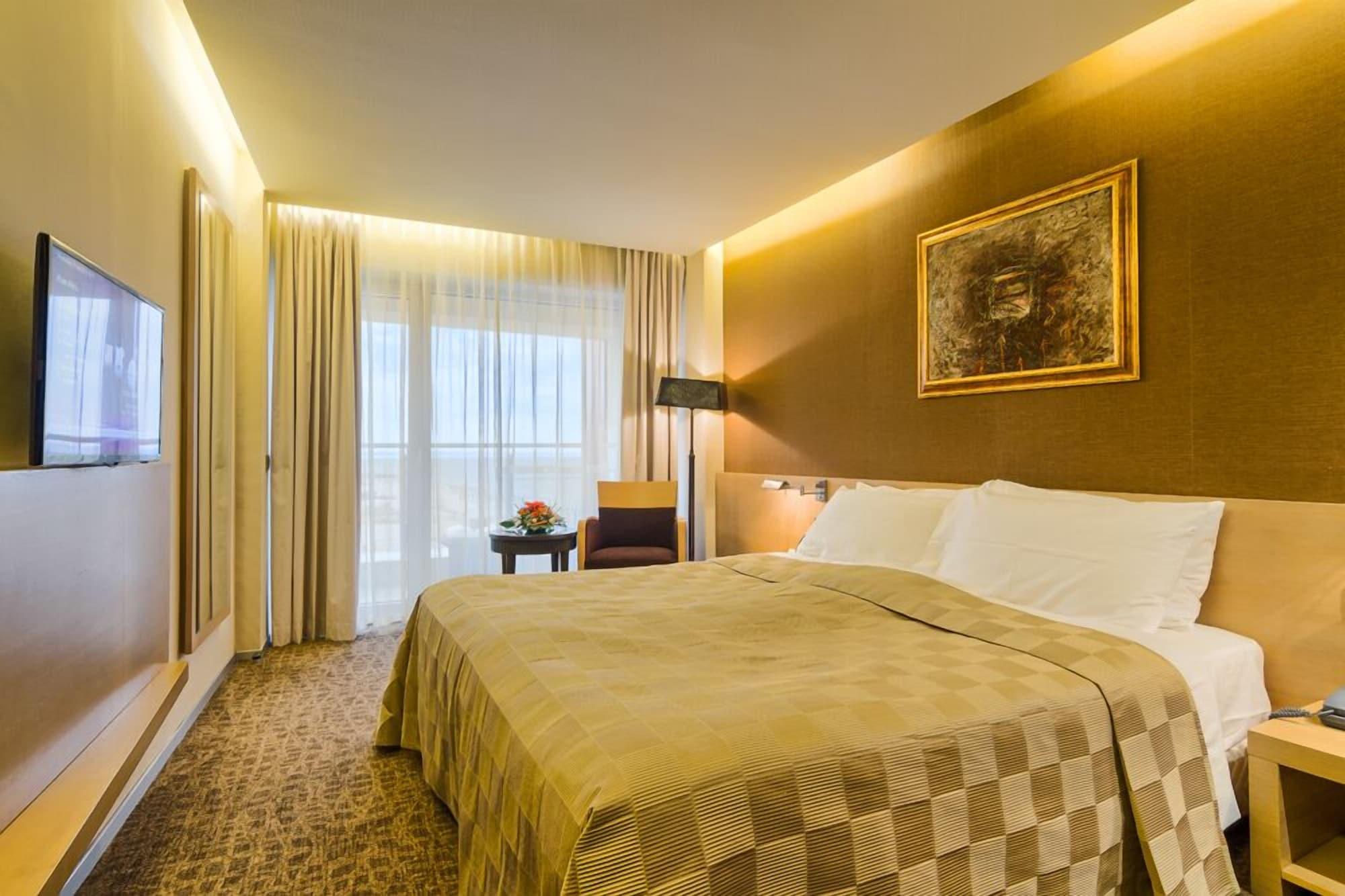 Vega Hotel Mamaia Exterior photo A room at the hotel