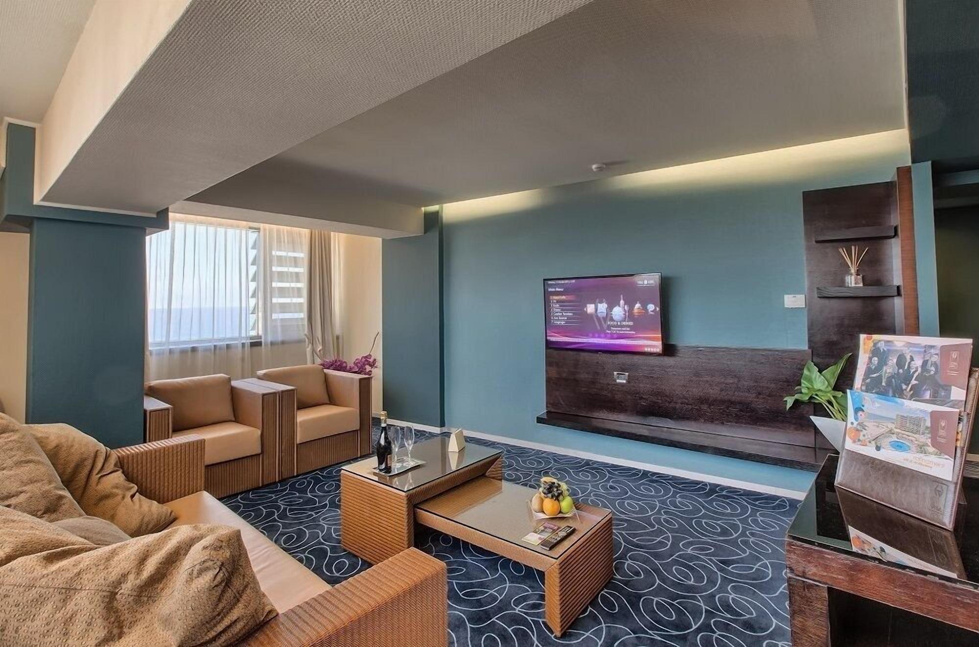 Vega Hotel Mamaia Exterior photo Suite