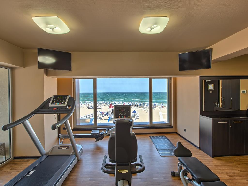Vega Hotel Mamaia Exterior photo The gym at the hotel