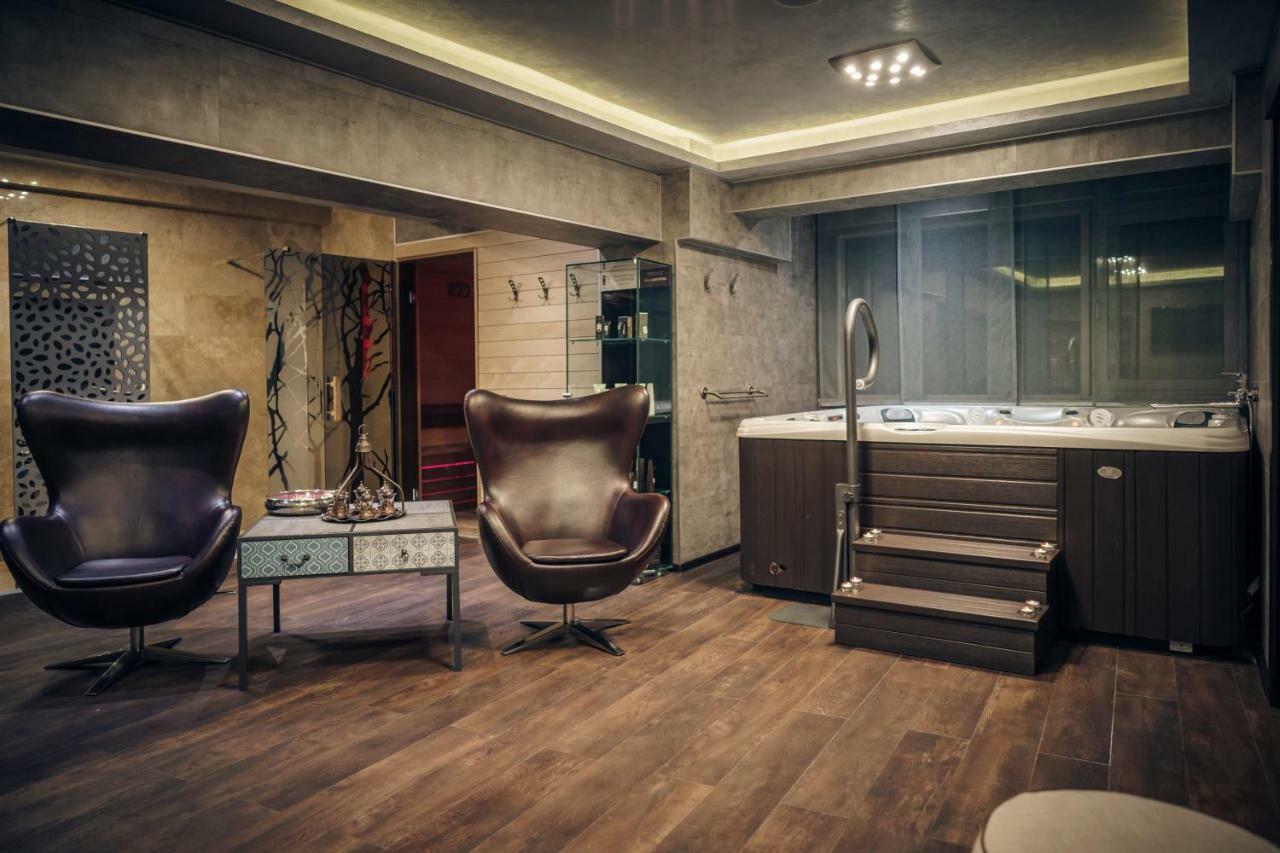 Vega Hotel Mamaia Exterior photo Interior of a modern bathroom