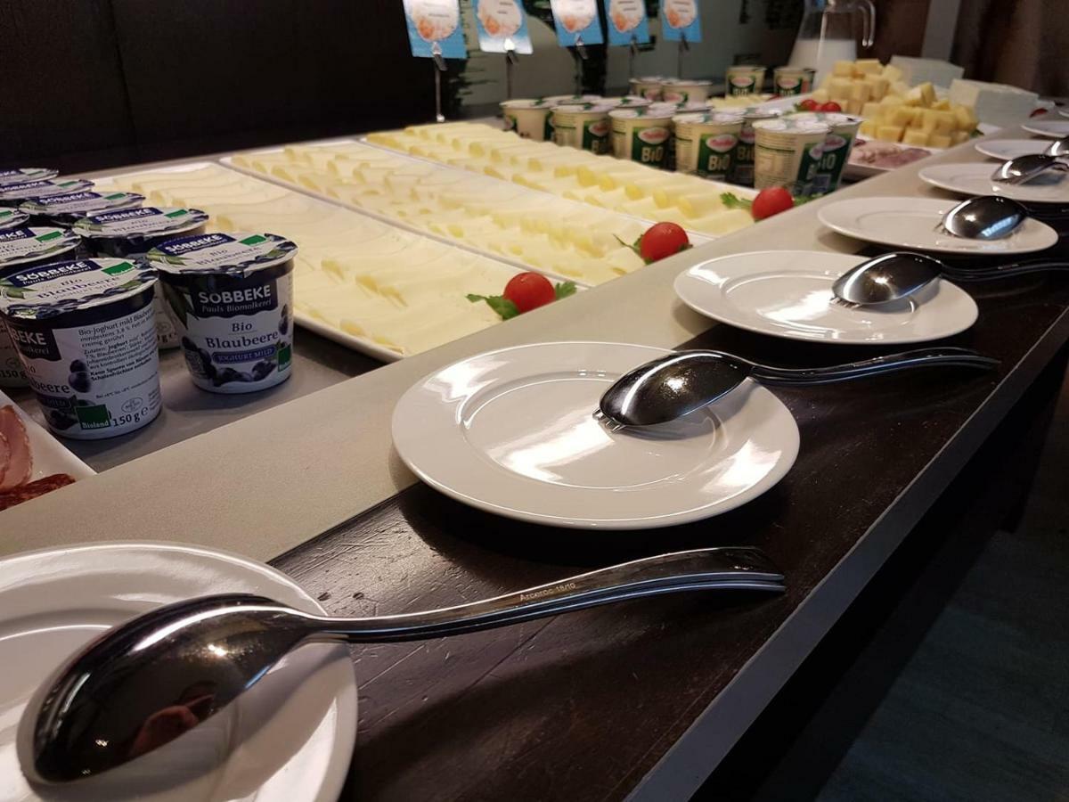 Vega Hotel Mamaia Exterior photo A buffet at a hotel