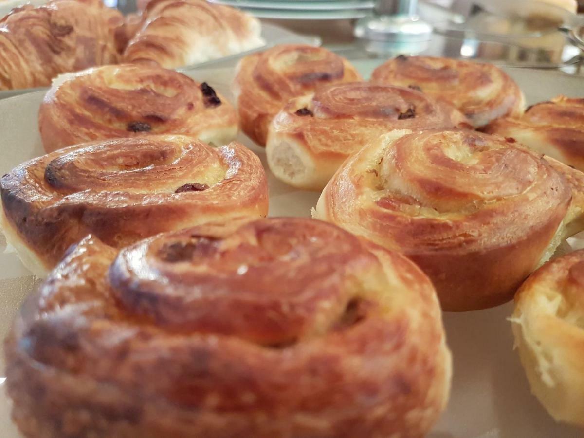 Vega Hotel Mamaia Exterior photo Saffron buns
