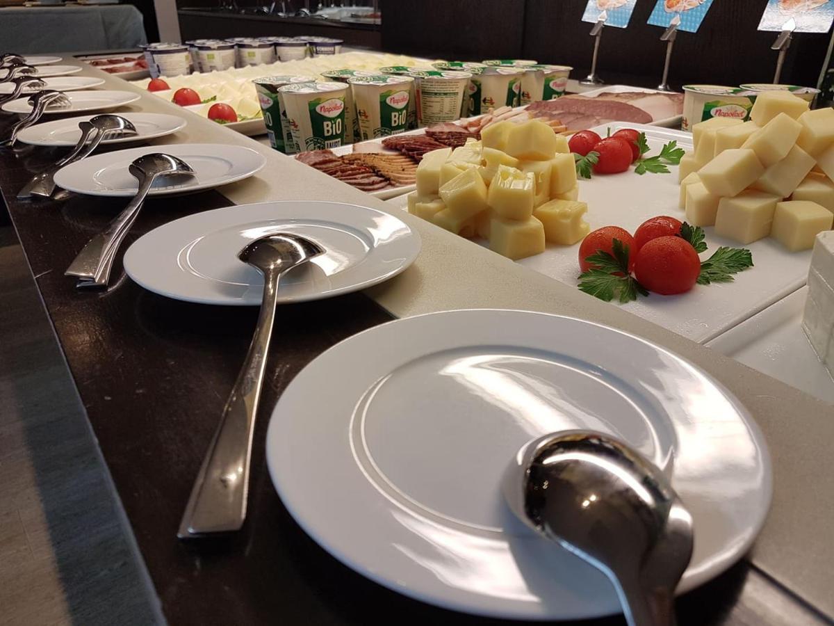 Vega Hotel Mamaia Exterior photo A cheese platter