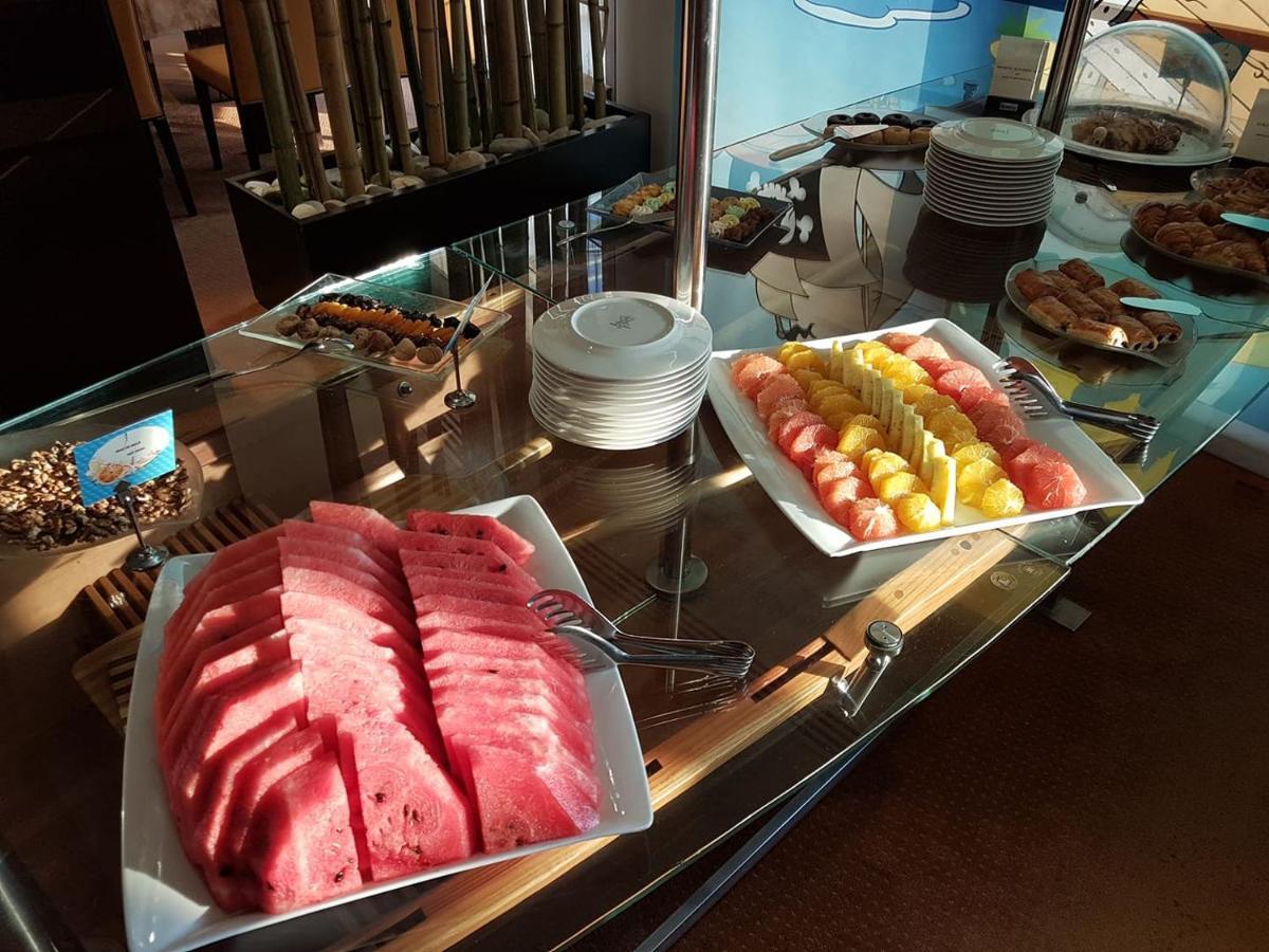 Vega Hotel Mamaia Exterior photo Watermelon and pineapple at a buffet