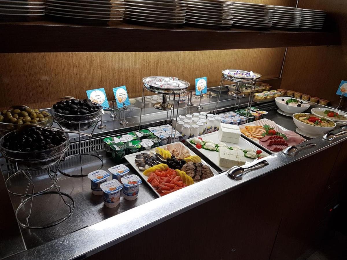 Vega Hotel Mamaia Exterior photo A buffet at a hotel